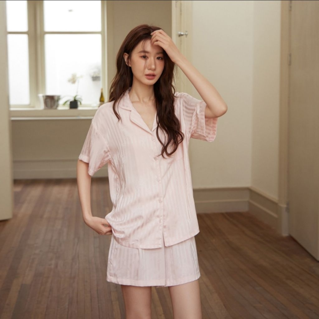 ชุดนอน Pale pink striped pajamas (premium silk satin)