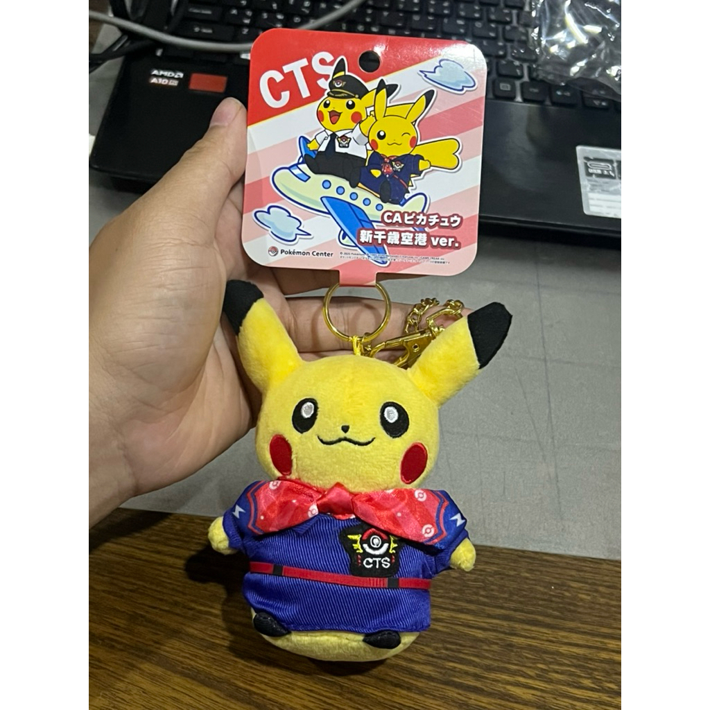 พวงกุญแจตุ๊กตา Pikachu แอร์โฮสเตส ลิมิเต็ด Pokémon Center Chitose Airport ของแท้ ใหม่