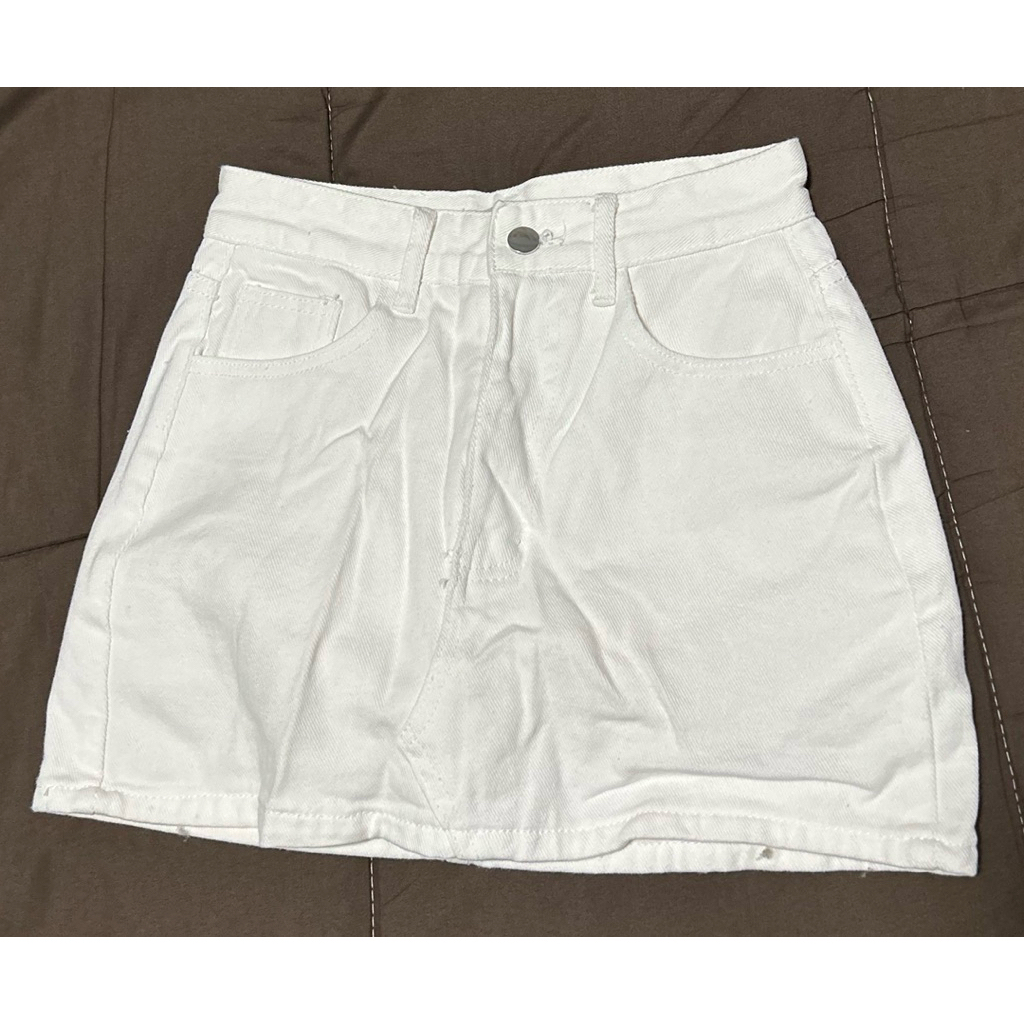(มือสอง)กระโปรงกางเกงยีนส์สั้นสีขาว ป้าย LIZA studio