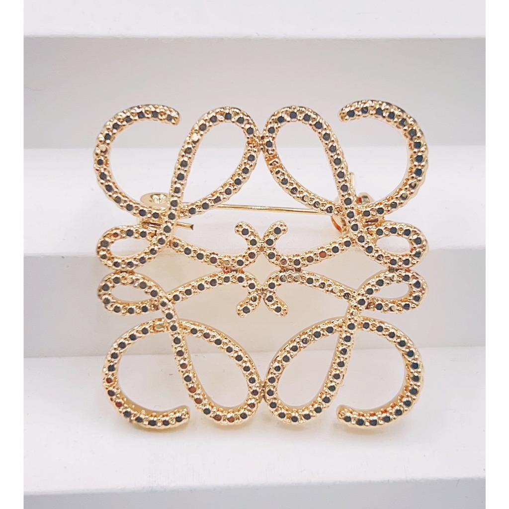 เข็มกลัดแฟชั่นลายตัวอักษรประดิษฐ์หรูหรา (Monogram Inspired)