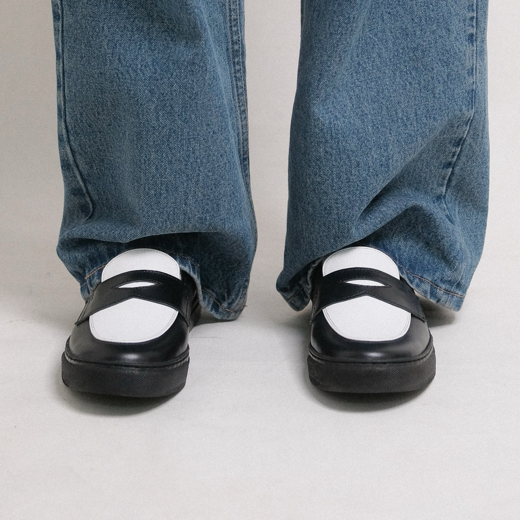 Basic No.07 รองเท้าหนังแท้ แบบสวมทรงLoafers สีดำแถบขาว (Version Upgrade 2025)
