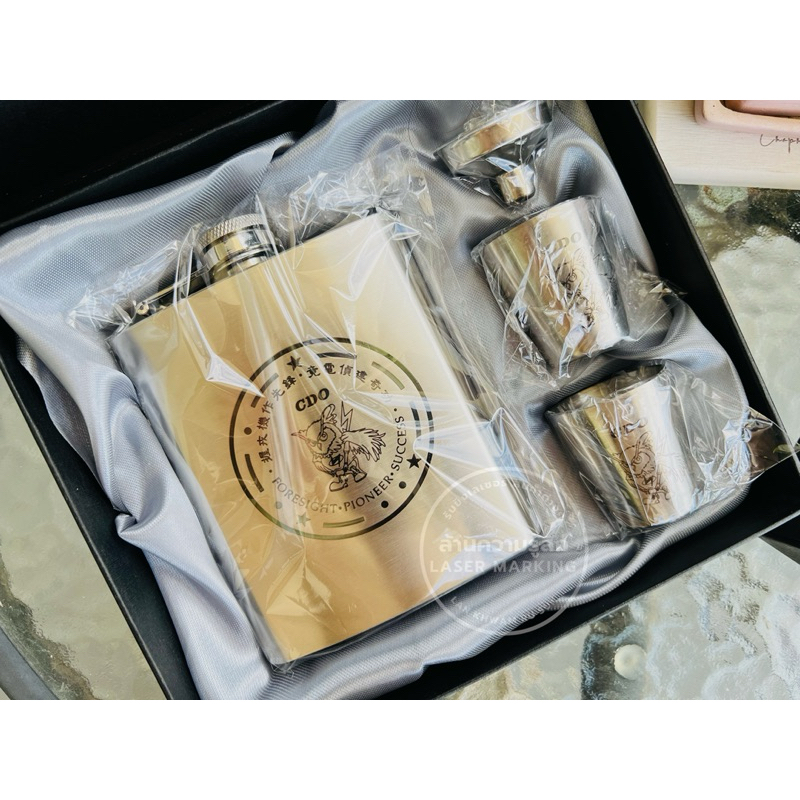 (จำนวนมากมีเรทราคา)Laser Liquor Bottle Set ชุดขวดเหล้าสแตนเลส พร้อมแก้ว เลเซอร์ตามแบบพกพาไปเดินป่า ตั้งแคมป์ กลุ่มเพื่อน
