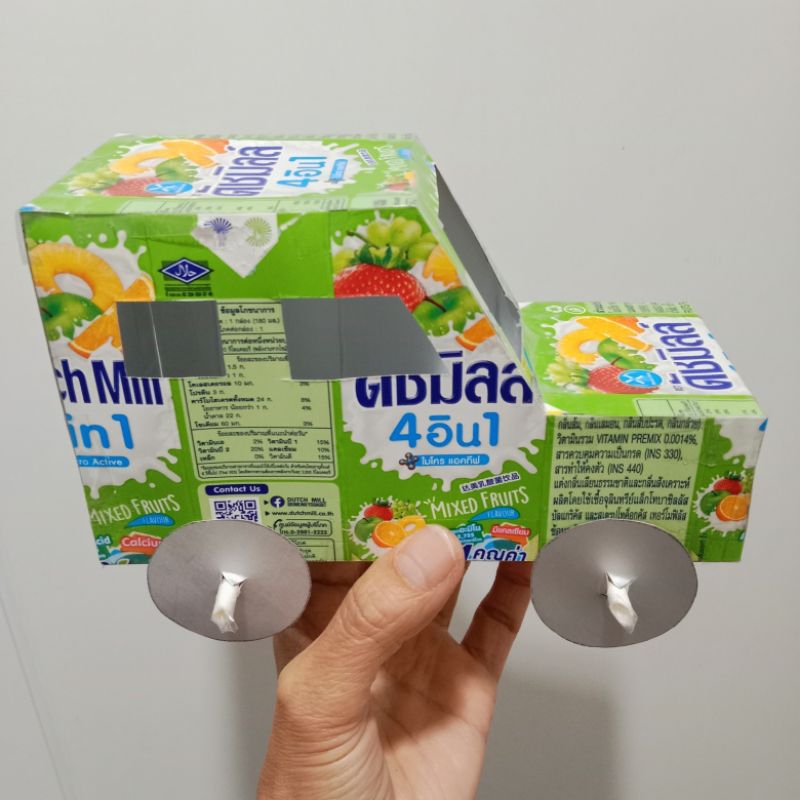 รถของเล่น ทำจากกล่องนม ติดประกอบกันด้วยเทปใส มีล้อวิ่งได้ ทำจากกล่องนมด้วยเหมือนกัน