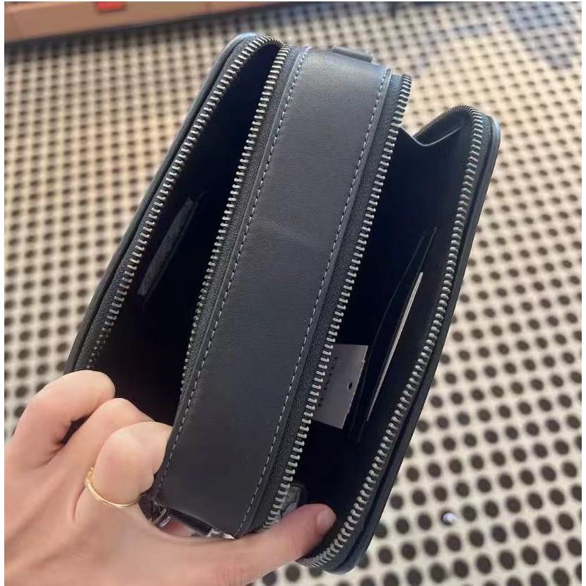 ของแท้💯%/Outlet 7.6-นิ้วกระเป๋าสะพายผู้ชายแฟชั่นคลาสสิกกระเป๋ากล้องซิปคู่ของขวัญผู้ชาย