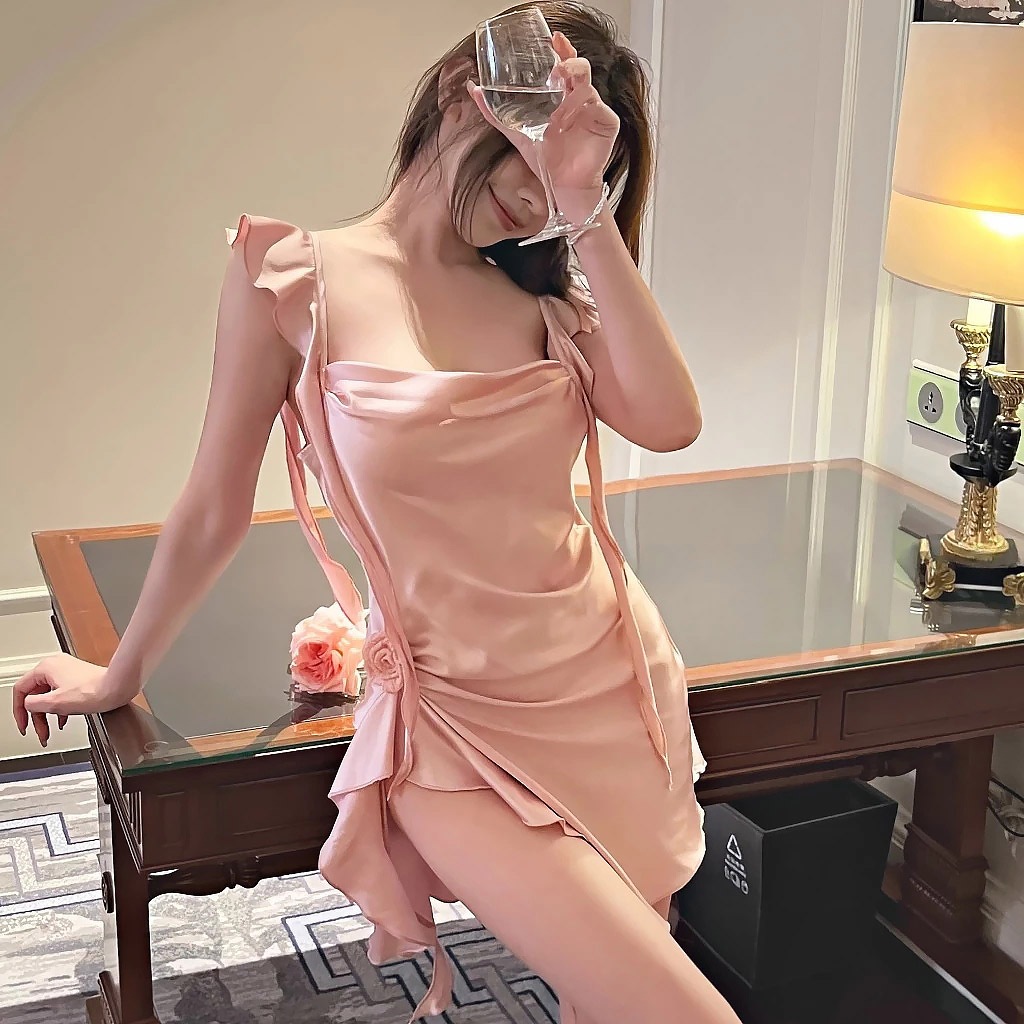 sexy pajamas ชุดนอนซาติน ชุดเซ็กซี่ เดรสกระโปรง สีชมพู ฟรีไซส์ ตกแต่งดอกกุหลาบ ใส่สบาย ส่งไวจากไทย
