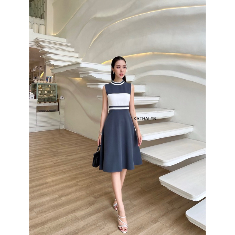 เดรสกระโปรงแขนกุด คอตั้งเล็กน้อย เล่นสีทูโทน kathalyn