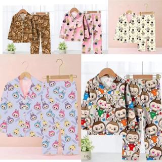ชุดนอนเด็กลาบูบู้ แขนยาวขายาว กระดุม คอปก มีกระเป๋าหน้า 95-1…