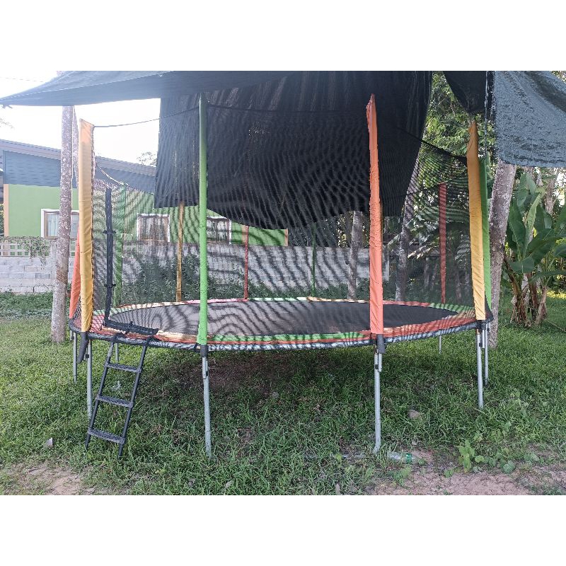 แทรมโพลีนรุ่นสายรุ้ฝ มือสอง สภาพดี 90% ขนาด 16 ฟุต สปริง 7 นิ้ว 12 เสา