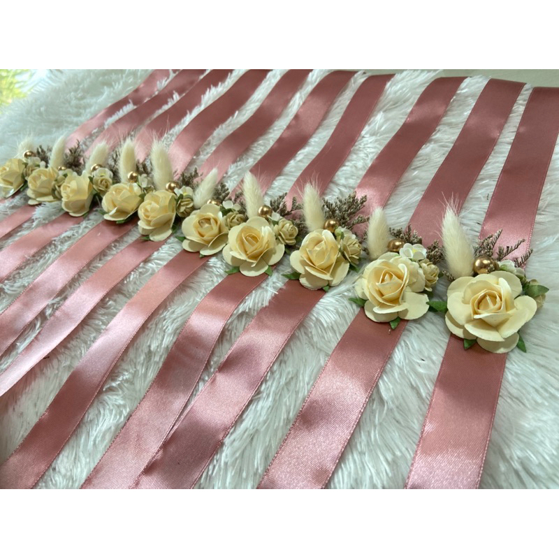 ข้อมือเพื่อนดอกสีครีม