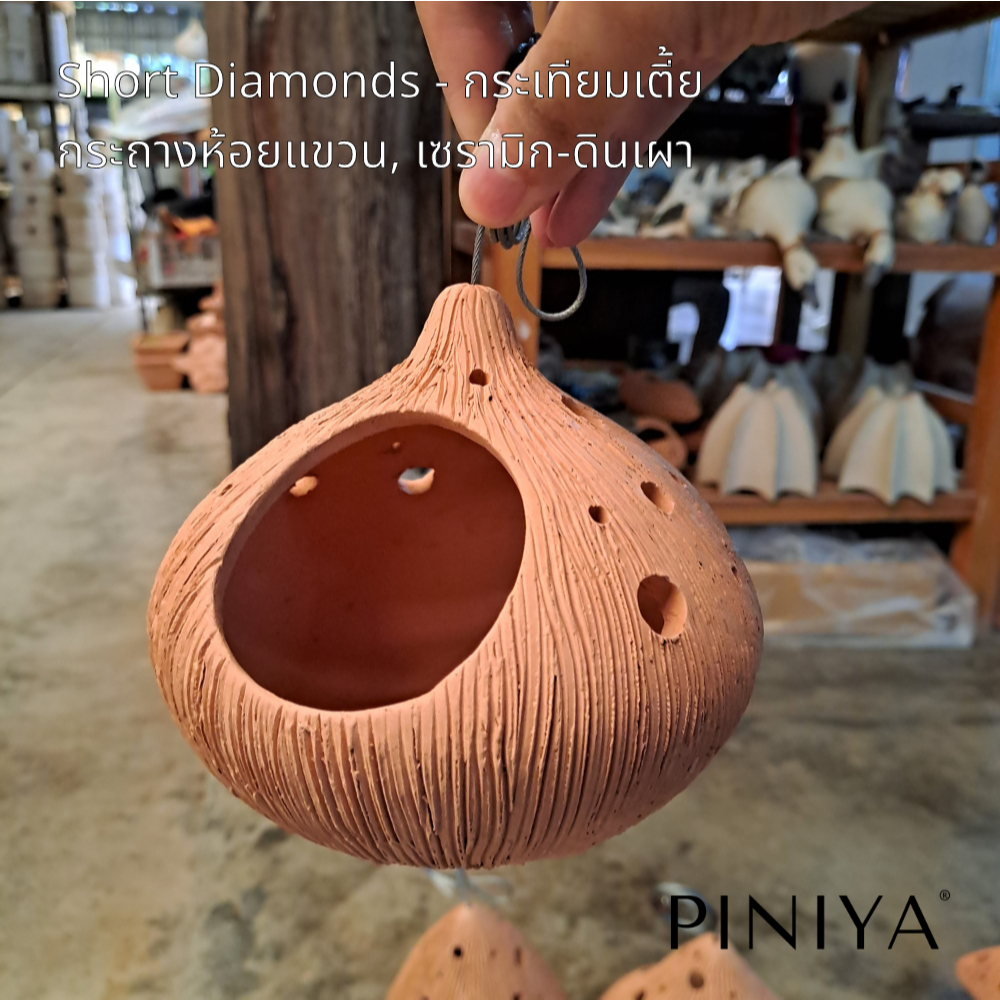 Piniya พินิยา - กระถางต้นไม้ กระถางแขวนต้นไม้ ห้อยแขวน ดินเผา รุ่น กระเทียมเตี้ย, พร้อมสลิง เซรามิก