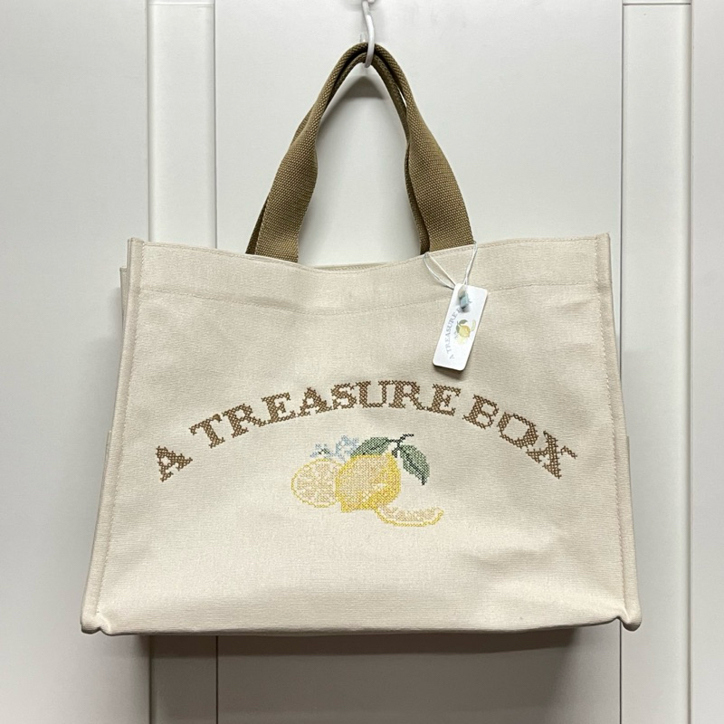 A TREASURE BOX กระเป๋า TOTE