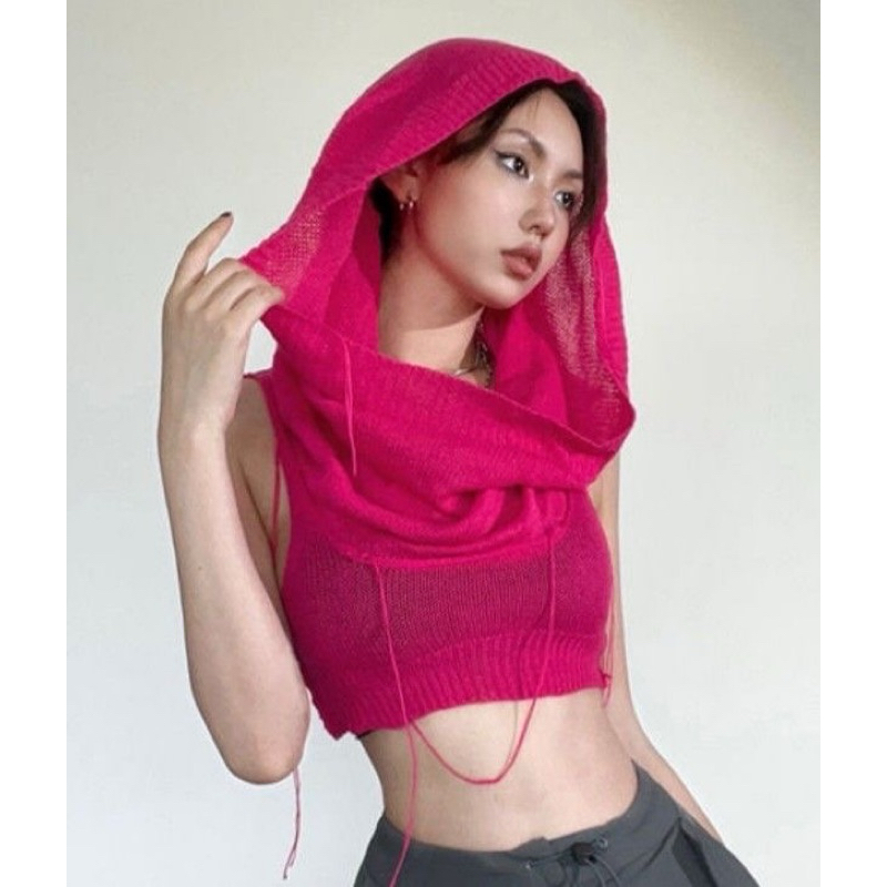 [H1]พร้อมส่งในไทย เสื้อครอปสีชมพู มีฮูด แขนกุด สไตล์สตีทโคฟเวอร์ ผ้าไหมพรม