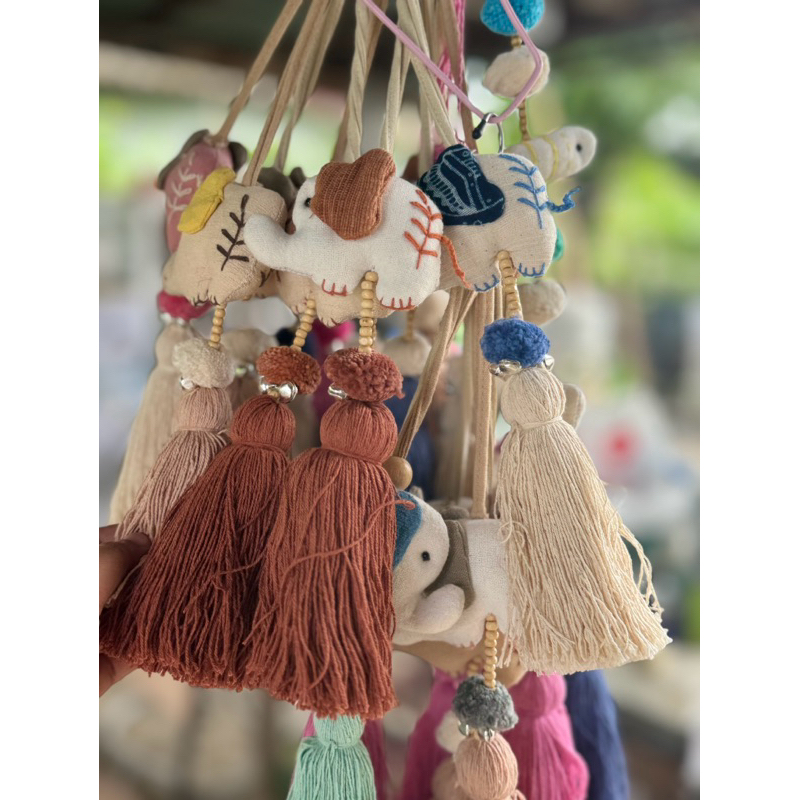 พวงกุญแจผ้าฝ้ายปักมือ น้องช้าง🐘 น่ารักๆ ห้อยกระเป๋า ห้อยประตู คิ้วๆ คละสี🌈🌈🌈