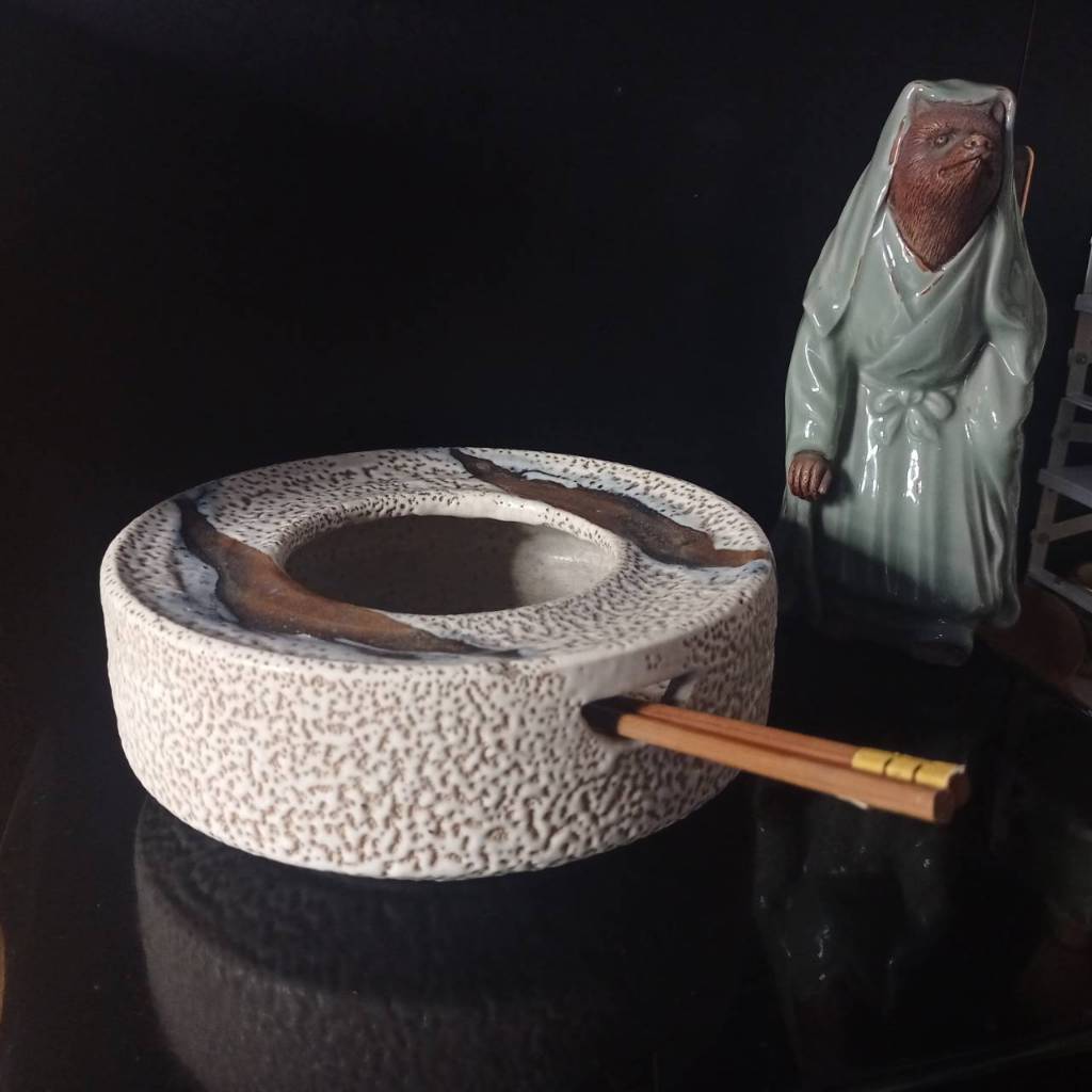 Ancient Japanese rice, ancient Japanese pottery, rare, strange, has a mark