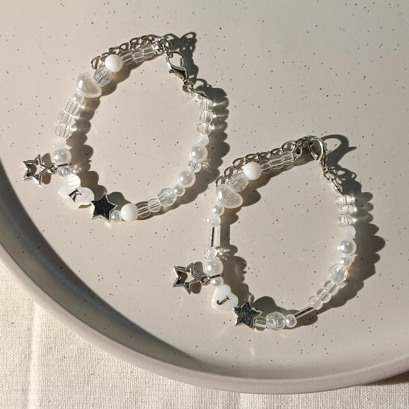 กำไลลูกปัดพร้อมจี้อักษร dreamy☆ | จี้ธรรมชาติทำจากเปลือกหอย+เคลือบเรซิ่น