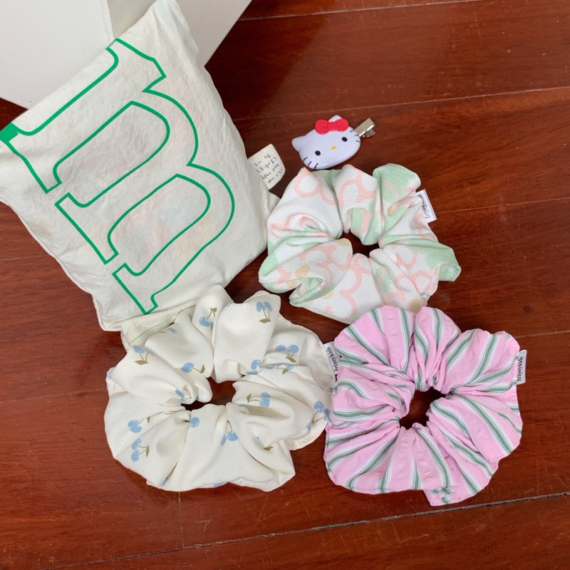 friyeykids babyblue cherry scrunchies (สีครีมเชอร์รี่ฟ้า)