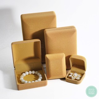 กล่องกำมะหยี่สีครีมแบบปูเรียบใส่ เข็มกลัด ของชำร่วย  พระเครื…