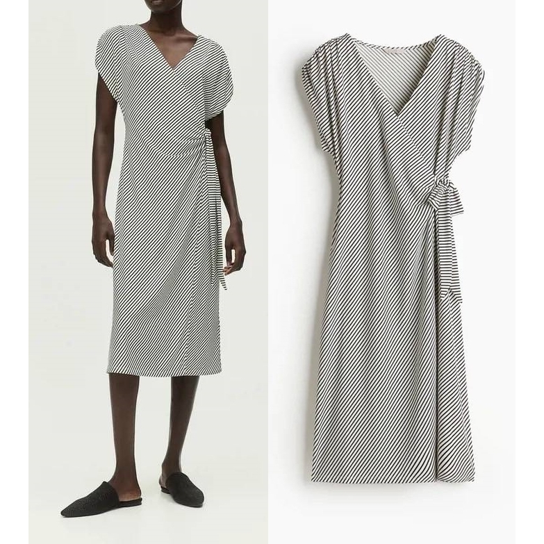 Jersey wrap dress เดรสป้าย คอตัววี พร้อมสายผูกด้านข้าง และอีกด้านหนึ่งมีกระดุมซ่อน แขนสั้นพร้อมจับจีบ ผ้าเจอร์ซี่