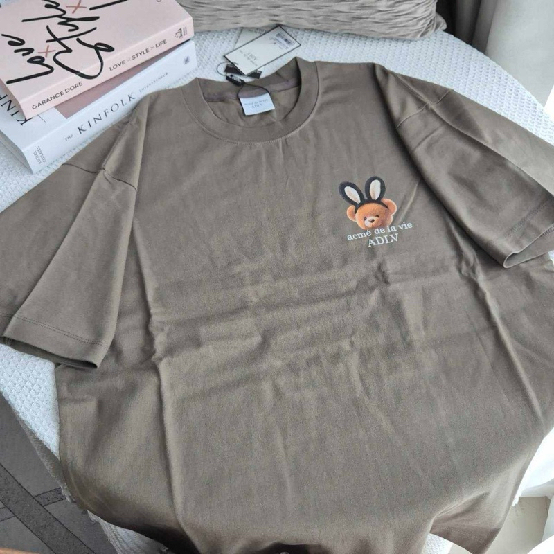 พร้อมส่ง [ใช้โค้ด30%ลด฿1,000] ของแท้ ADLV RABBIT BEAR DOLL LOGO SHORT SLEEVE T-SHIRT เสื้อยืดแบรนด์ acmé de la vie