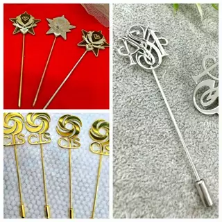 เข็มกลัดงานไดคัต/เลเซอร์/ตัวอักษร/โลดก้ พิณติดสูทขนาดมาตราฐานร้าน (เครื่องประดับตามสั่ง งานออกแบบเอง)