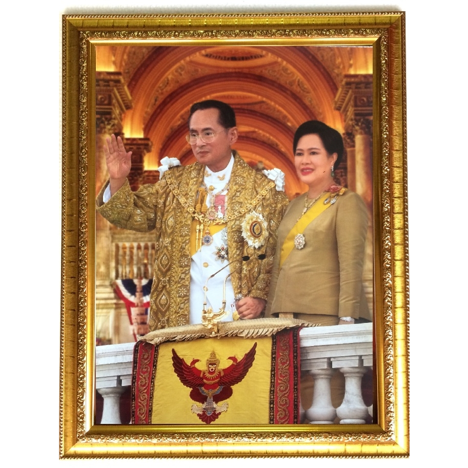 กรอบรูปรัชกาลที่9 โบกพระหัตถ์ขนาด 18*23นิ้ว  งานขึ้นบ้านใหม่. งานเกษียณ ภาพแต่งบ้าน รูปภาพติดผนัง มั่ง มี ศรี สุข