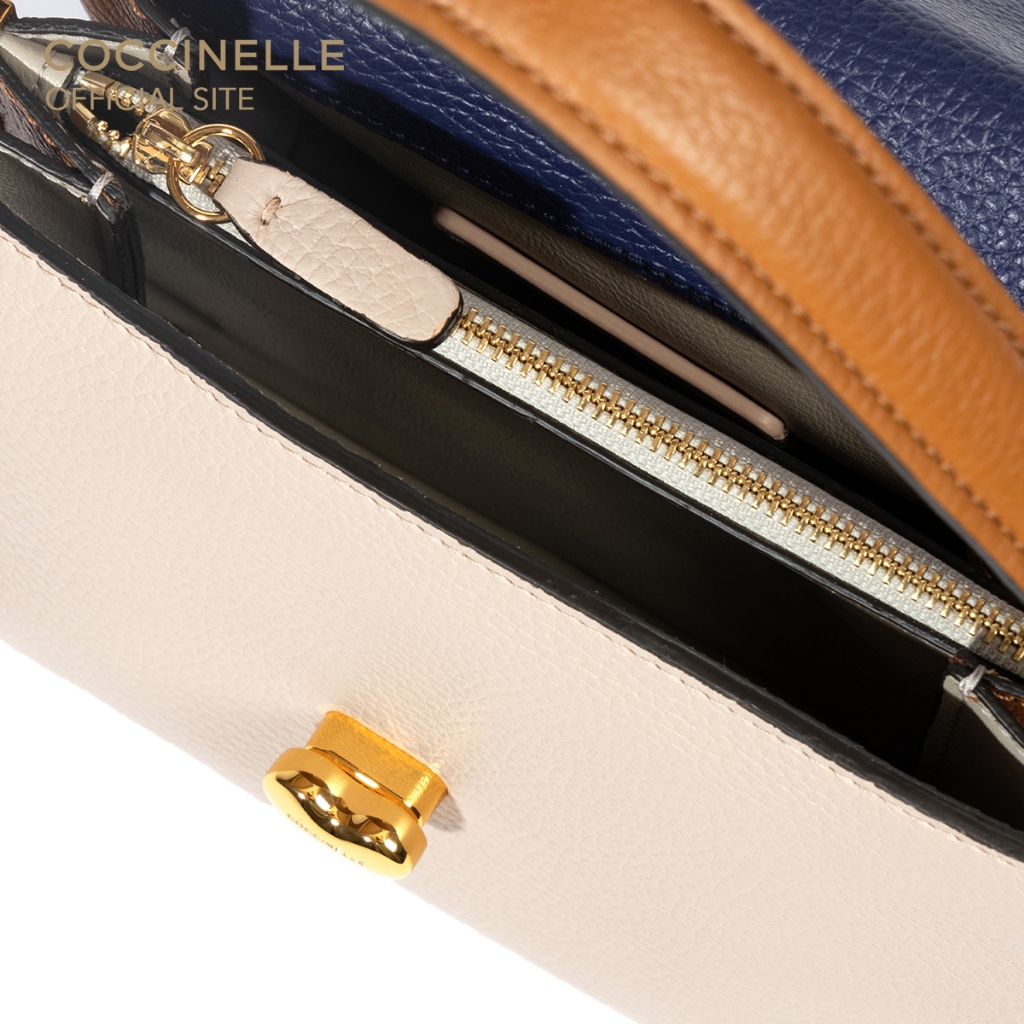 COCCINELLE กระเป๋าสะพายผู้หญิง รุ่น BINXIE 580121 สี ROYAL BLUE/ROSETTE/CUIR
