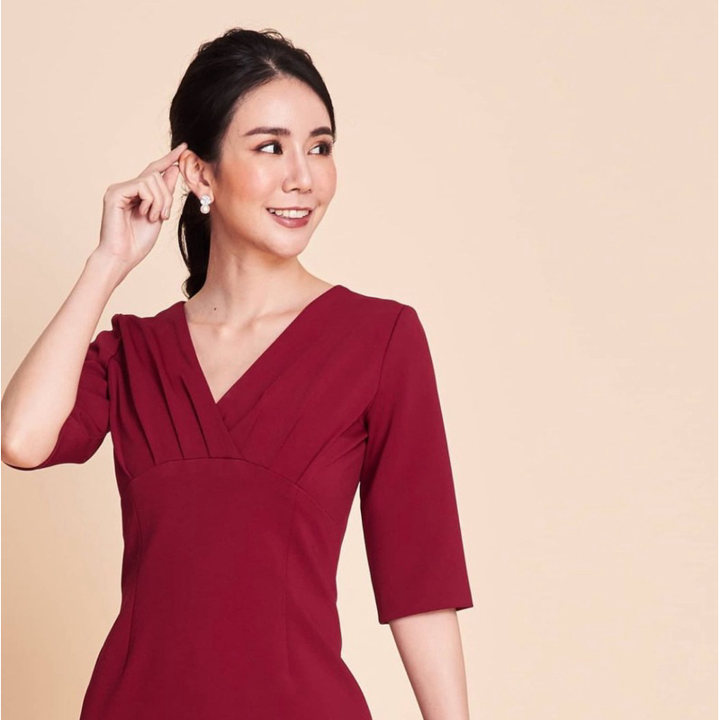 Veera Pleated V-Neck Dress เดรสเรียบหรู สีแดงสวย งานตัด สวยเนี้ยบกริบ