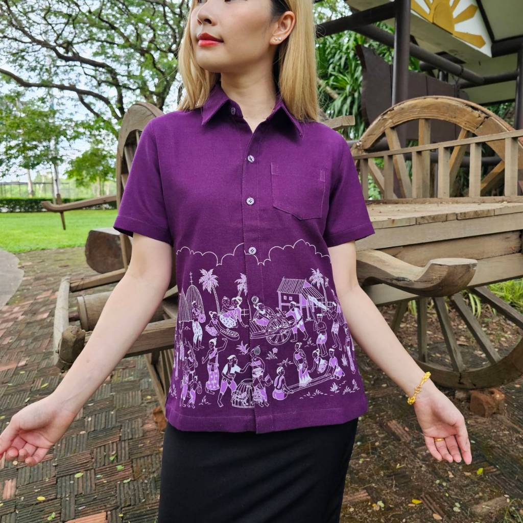 เสื้อเชิ๊ตแขนสั้นผ้าฝ้ายอัดกาวอย่างดี สีม่วงลายพื้นบ้าน สีสวยใส่สบาย มีทั้งทรงผู้หญิงและผู้ชาย ทำทีมได้จำนวนมากค่ะ