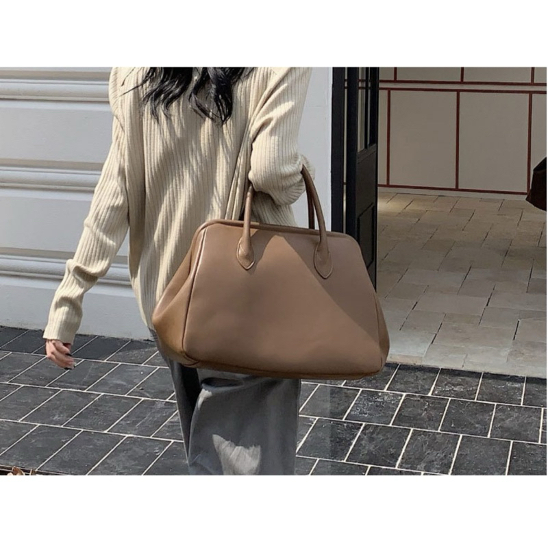 แจกส่วนลด 30% ทั้งเดือน เก็บโค้ดหน้าแรก เหลือ 1323 บาท : KARINA VARAN : กระเป๋าหนังวัวแท้