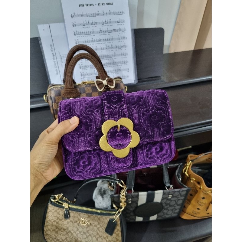 กระเป๋าสะพาย lynaround