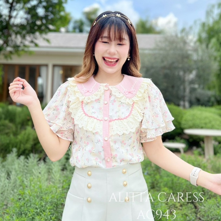 ALITTA CARESS : AC943 เสื้อคอปกสีครีมพิมพ์ลายดอก ปกเเต่งระบายขาว เเขนเสื้อ2ชั้นระดับระบายลูกไม้