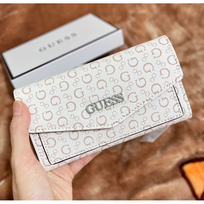 กระเป๋าเงิน Guess ของแท้ พร้อมกล่อง สีขาวเบจ