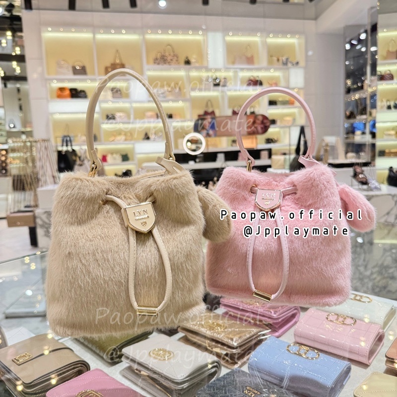 LYN กระเป๋าสะพายข้าง Lyn รุ่น Rosalie Bucket (Fur) : LL24FBF408 แท้จากชอป พร้อมอุปกรณ์