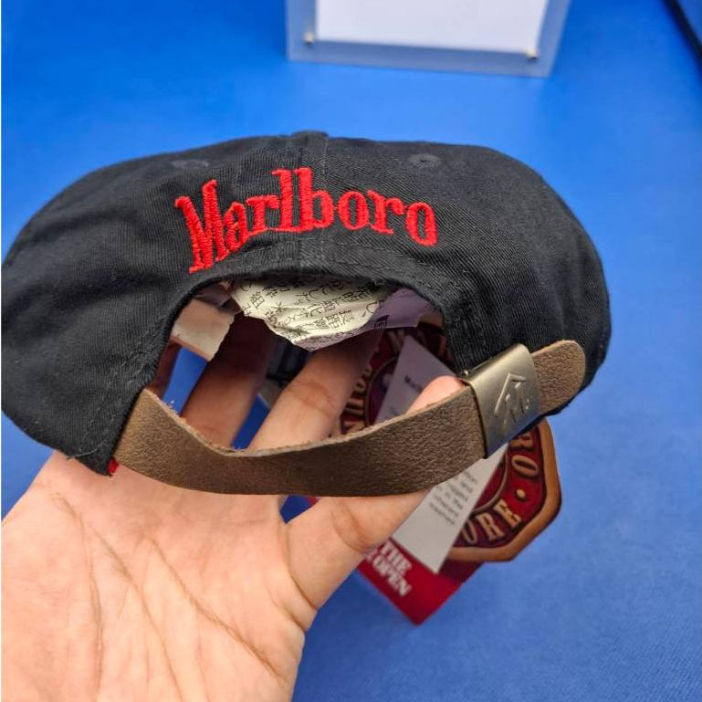 [ของแท้] หมวกสีดำ 1994 Marlboro cap with leather back strap vintage 90s ใหม่ป้ายห้อย NWT