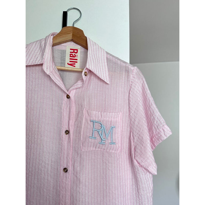 RALLY RM Ivy shirt - เชิ้ตปักโลโก้ RM สีPink striped