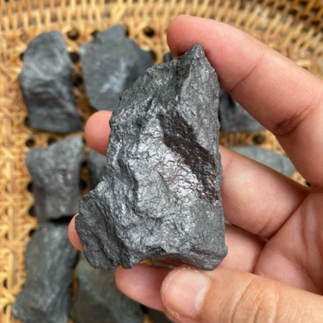 พร้อมส่งใน Shungite ชุนไกท์ ช่วยในการพัฒนาจิตวิญญาณ คืนความสมดุลทางอารมณ์ ช่วยป้องกันจากพลังงานเชิงลบทุกชนิด