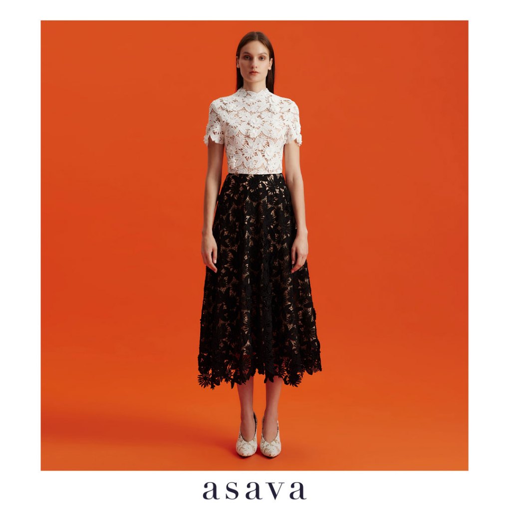 [asava aw24] Octavia Floral-lace Fit-and-flare Dress เดรสผู้หญิง ทรงฟิตแอนด์แฟลร์ คอปีน แขนสั้น ตะขอและซิปหลัง ผ้าลูกไม้