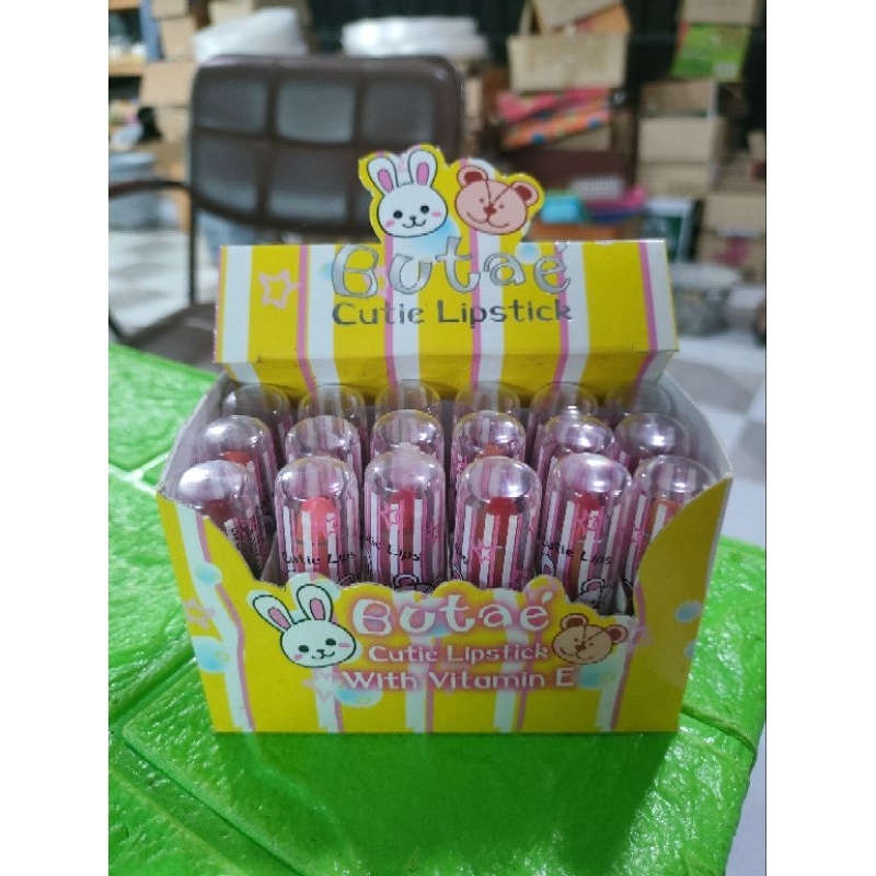 บูเต้ คิวตี้ ลิปสติก With vitamin e ขายยกกล่อง มีทั้งหมด 18 แท่ง สวยทุกสี