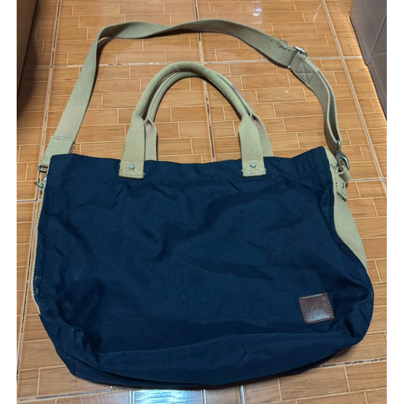 กระเป๋าหิ้วพร้อมสายสะพาย Nixon สภาพให้ 80%