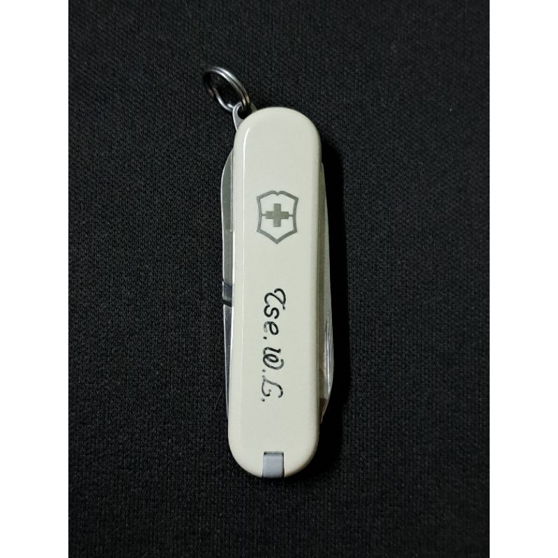 มีดพับ Victorinox Classic SD 58 mm. สีขาว ของแท้ มือสอง รับประกันความคมค่ะ