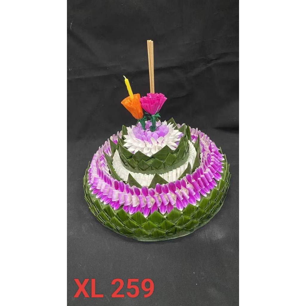 กระทง ทำจากดอกกล้วยไม้สด ฐานเป็นโฟม