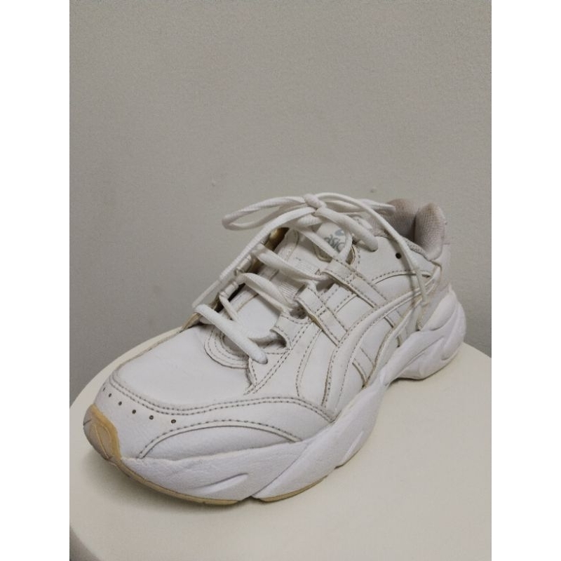 รองเท้ากีฬาผู้หญิงมือสอง asics