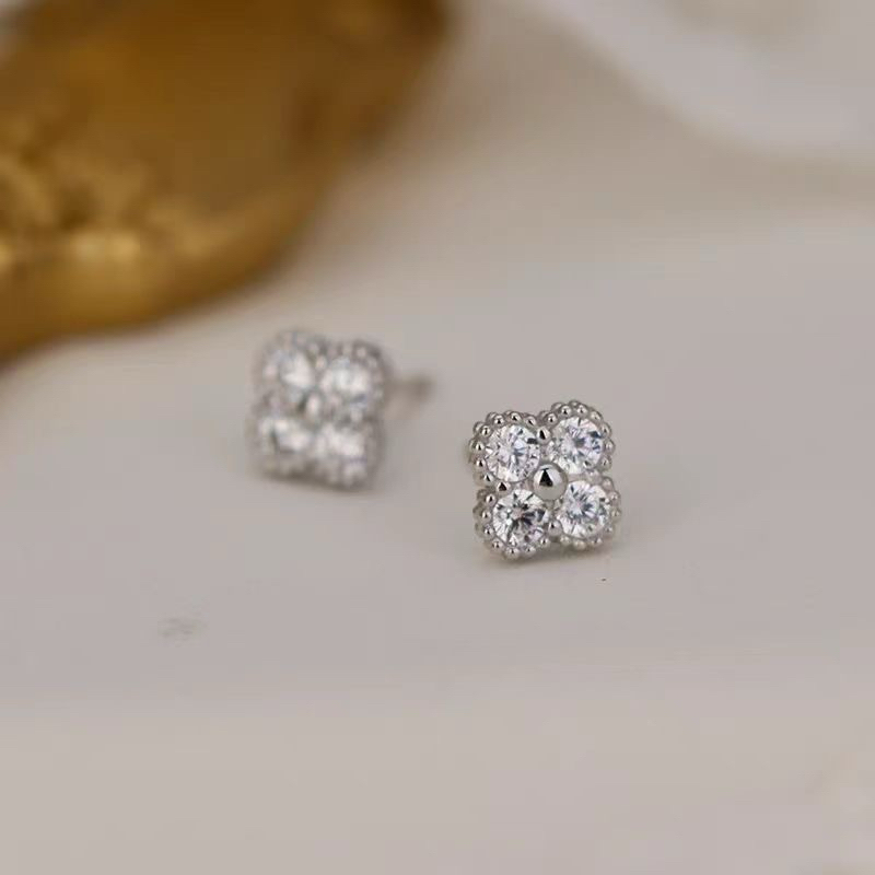 SORAYA ต่างหูฝังเพชรโมอีส 1.2 ct เงินแท้ 92.5% ชุบทองคำขาว-A6467