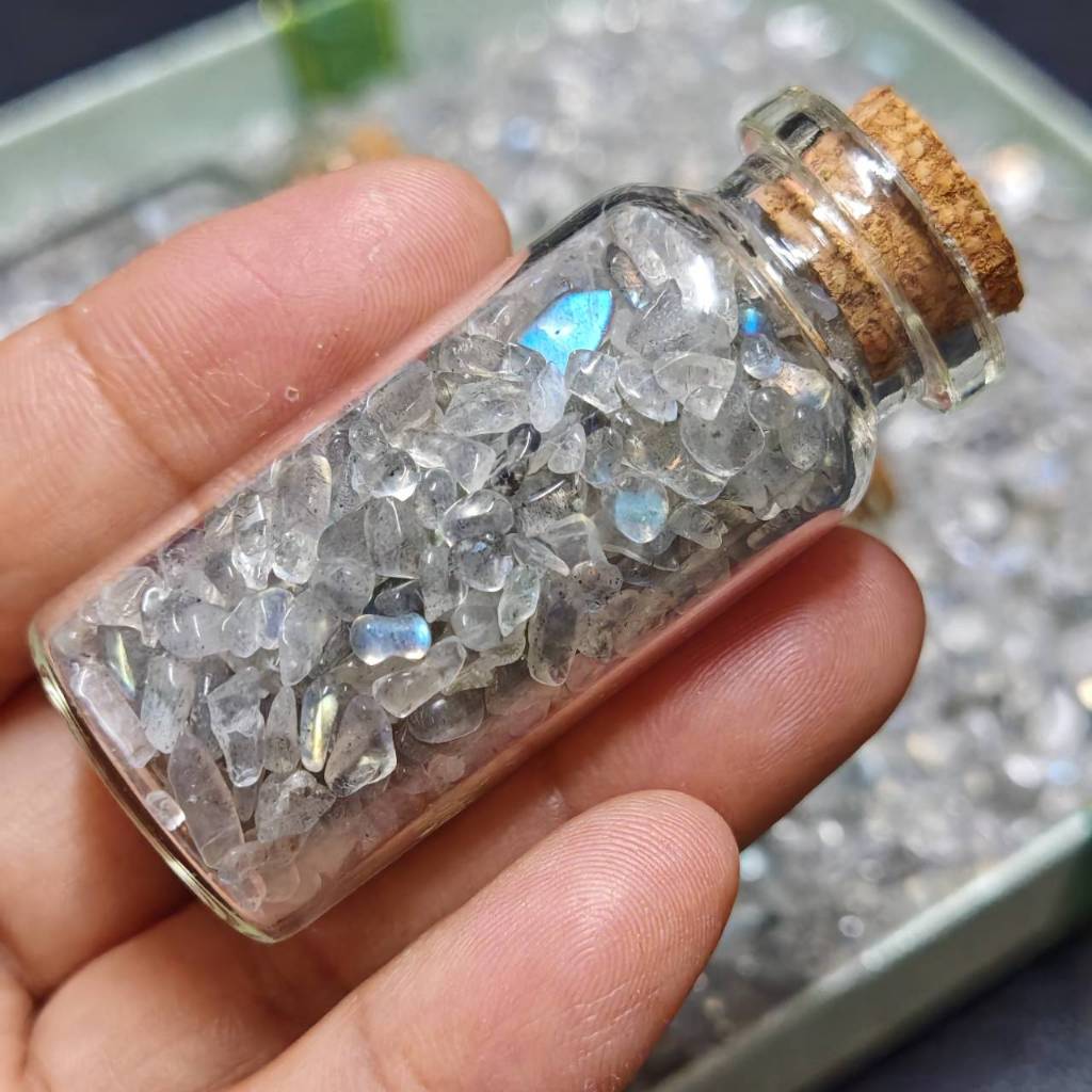 หินลาบราโดไรต์ ในขวดสะสม Labradorite