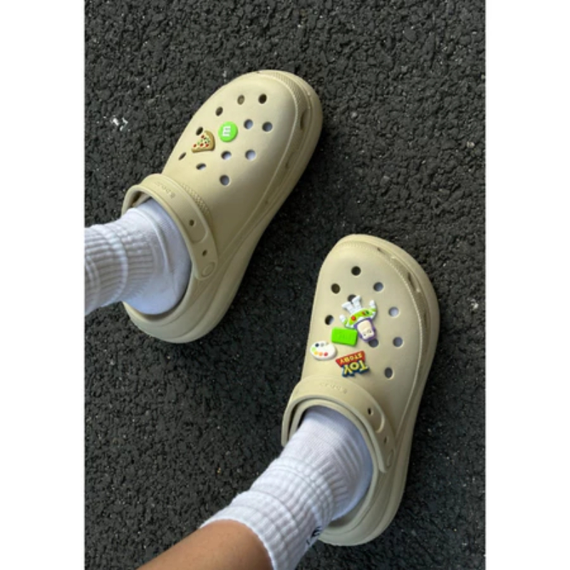 Crocs Classic Crushed Clogs รองเท้าลำลองสำหรับผู้ชายและผู้หญิงระบายอากาศได้สำหรับการเดินชายหาด