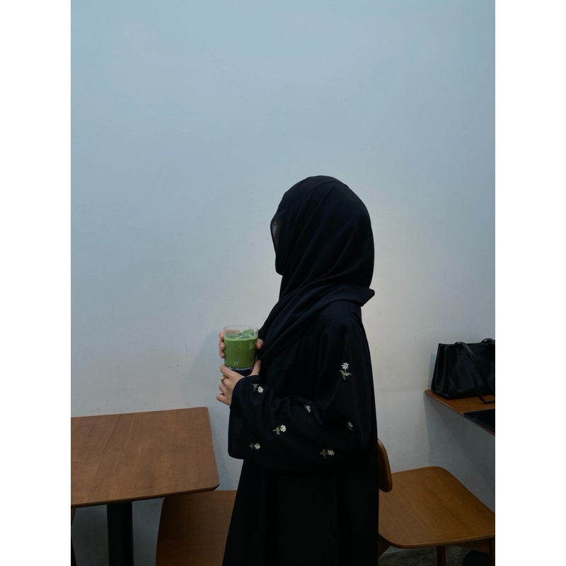 abaya ปักดอก ทรงเสื้อหลวมๆ (มีเฉพาะสีดำ) ควาายาวชุดสามารถแจ้งผ่าน Inbox มาได้ค่ะ