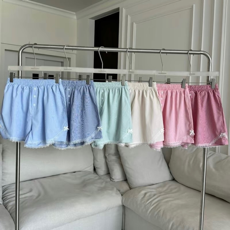 Promthong กางเกงขาสั้น กางเกงลายริ้ว น่ารักมากกก แต่งขอบลูกไม้โบว์เล็ก ผ้าใส่สบายๆ แมทช์ง่ายๆกับเสื้อยืด เสื้อครอป – โปรปัง