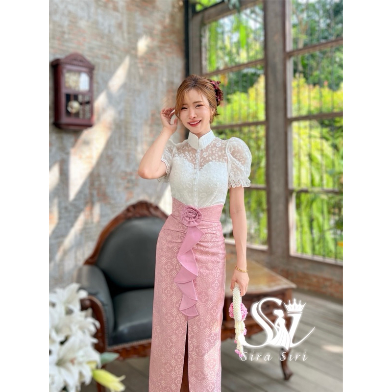 New Collection SIRA SIRI เสื้อลูกไม้แขนตุ๊กตา ปักลายดอกยกนูน แต่งกระดุมมุก ผ้าถุงทอลายสวยๆ แต่งดอกกุหลาบ ทรงแหวกหน้า