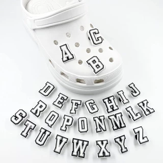 ตัวติดรองเท้า Pvc ตัวอักษร A-Z ตัวอักษรขาวดำ สำหรับตกแต่งรองเท้าหัวโต ทุกรุ่น ติดง่าย น่ารักๆ