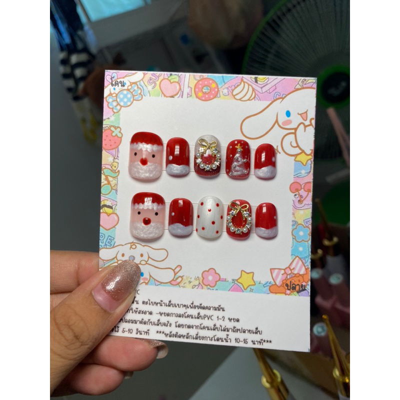 เล็บเจลปลอม สีแดง คริสต์มาส ทรงเหลี่ยมสั้น ฟรีกาว+ตะไบ นะคะ ( งานแฮนเมดทำมือ 100% ถ่ายจากสินค้าจริงนะคะ )